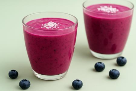 Smoothie-Rezept, das als Elixier der Jugend bezeichnet wird: Beeren, Kefir und Zitrone im Glas voller Energie